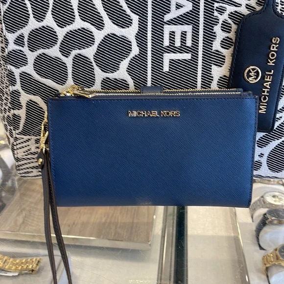 MICHAEL KORS LARGE DOUBLE ZIP WRISTLET WALLET PHONE CASE 
Navy 
NWT - Picture 15 of 16
